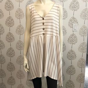 Torrid plus size 4 ladies Tunic. This is super cute. Flattering and stretchy